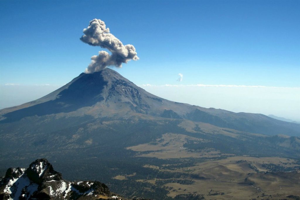 Advierten caída de ceniza en la CDMX por actividad del volcán