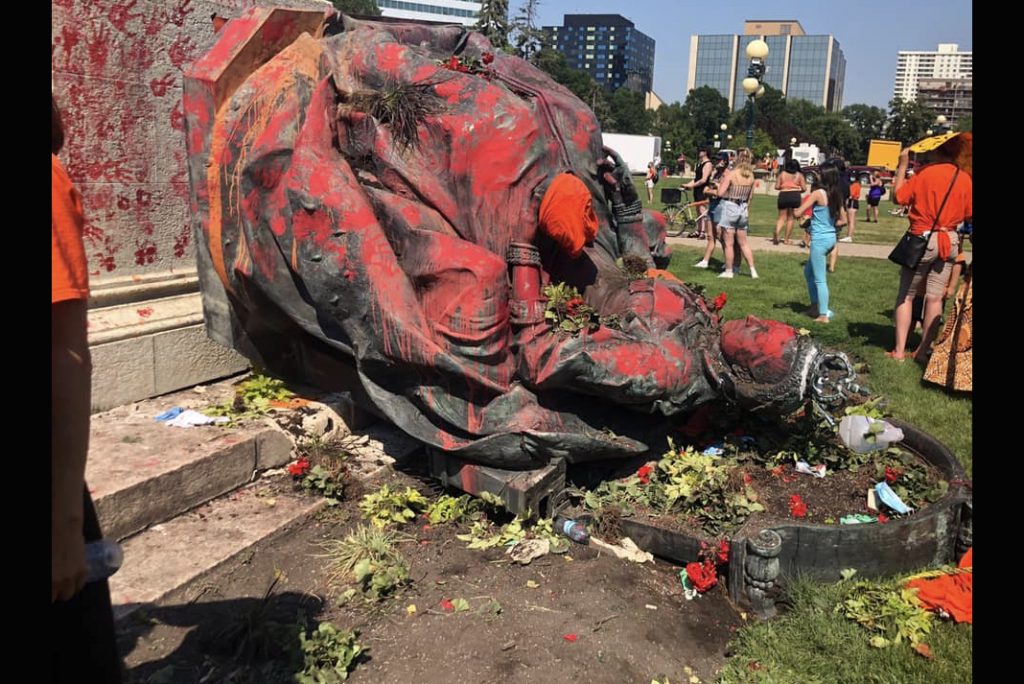 Derriban Estatuas De La Reina Victoria Y La Reina Isabel Ii En Canad