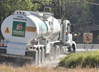 López Obrador anuncia la compra de 500 pipas para regularizar distribución de gasolinas