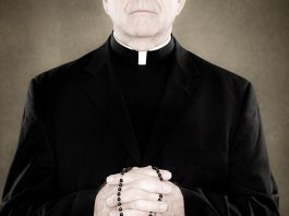 Detienen a sacerdote tras morir un colega durante una noche de drogas y sexo