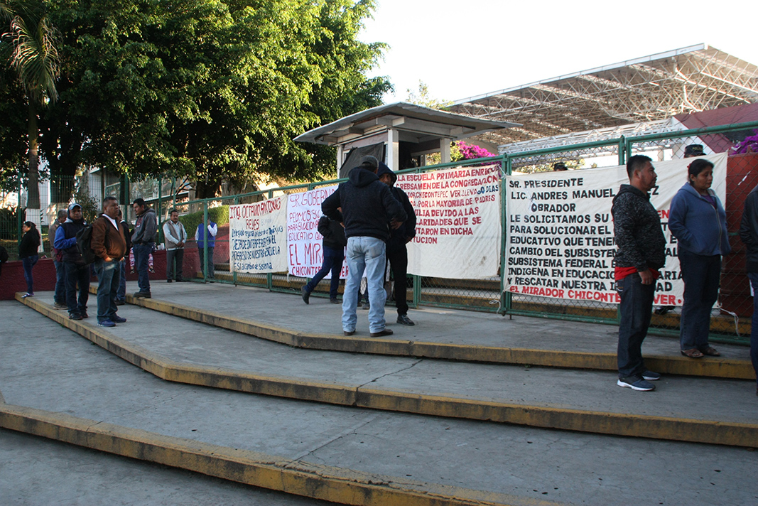 TOMAN LA SEV ALUMNOS DE CHICONTEPEC, ACUSAN DE MALTRATO FISICO A ALUMNOS INDIGENAS