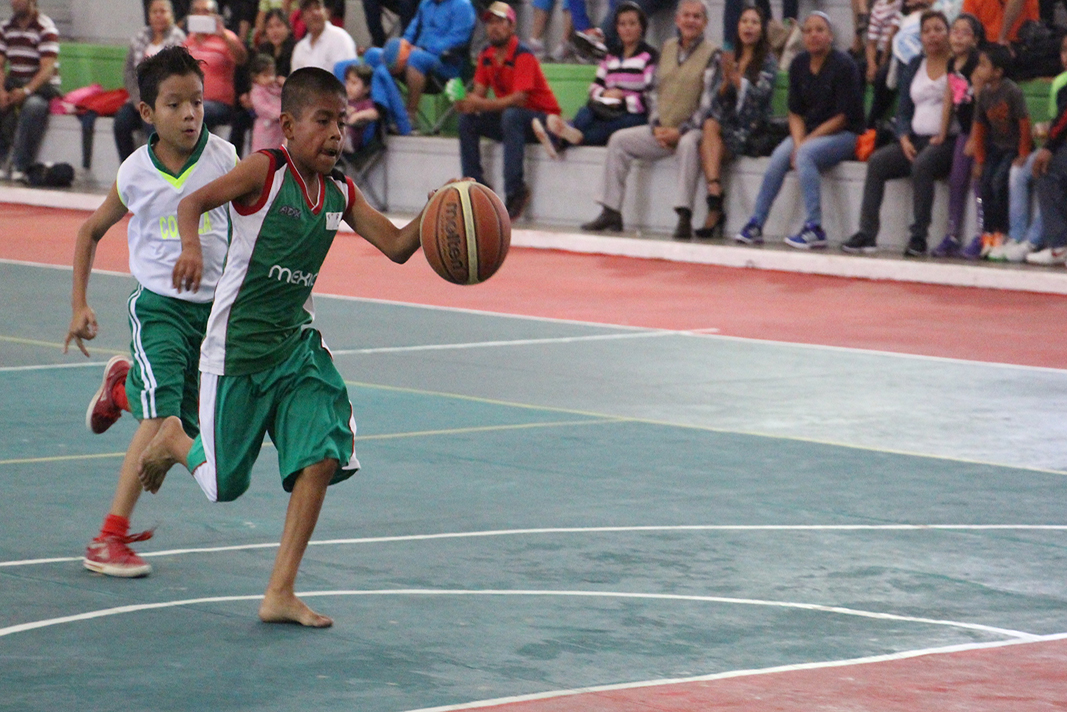 Niño triqui sueña con jugar en la NBA 