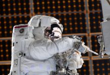VIDEO: Un astronauta de la NASA realiza en el espacio una prueba de aptitud física de combate del Ejército de EE.UU.