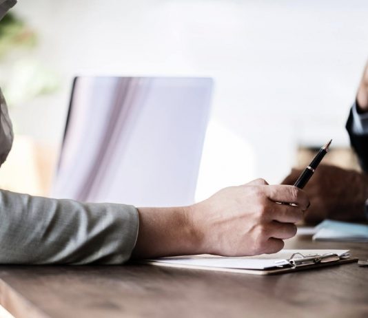 Desempleo en EU baja a 4.3% durante marzo, pero se mantienen riesgos