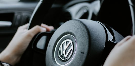 Trabajadores automotores alemanes protestan mientras la crisis de Volkswagen sacude al sector