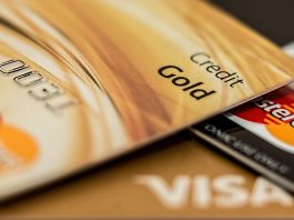 Generación Z recurre a recompensas de tarjetas de crédito para compensar gastos cotidianos