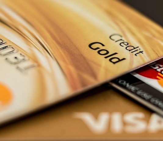 Generación Z recurre a recompensas de tarjetas de crédito para compensar gastos cotidianos