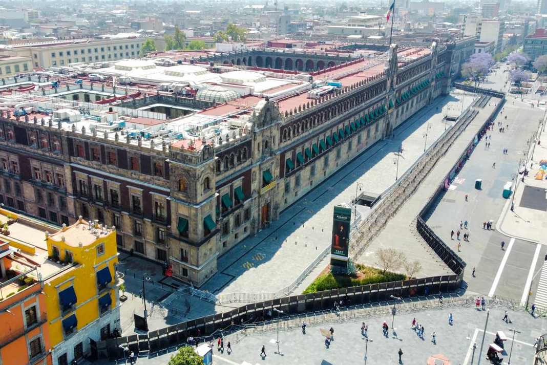 Blindan Palacio Nacional previo a marcha por el 8M | PalabrasClaras.mx