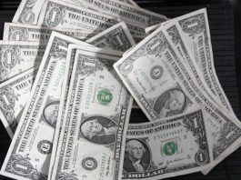 Peso gana terreno apuntalado por la caída de los precios del petróleo