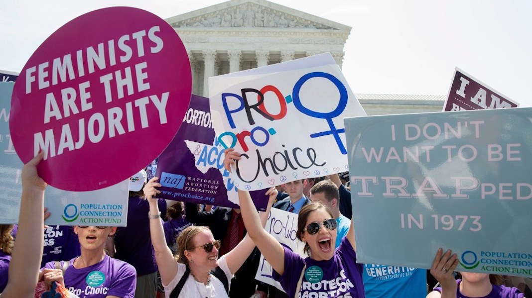 activistas-y-personas-a-favor-del-aborto-frente-al-tribunal-supremo-de-eeuu