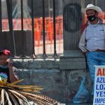 hombres-buscan-empleo-en-rejas-de-la-catedral-metropolitana-de-cdmx-2