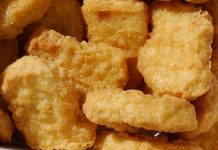 Empleado de McDonald’s muestra cómo se preparan los Nuggets y las papas fritas (VIDEO)