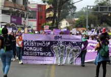 Xalapeñas salen a marchar en medio de un cerco policiaco