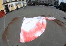 Con performance y vestido de novia visibilizan violencia en contra de las mujeres