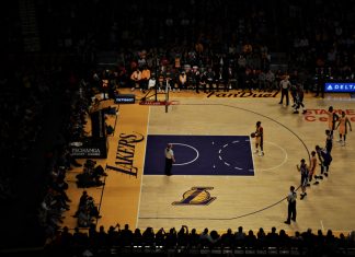 Los Lakers vuelven a playoffs con un caótico triunfo ante Minnesota