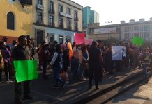 Alumnos de primaria en Tlacolulan toman clase en casas particulares; padres se plantan frente a Palacio de Gobierno