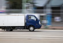 Tronco atraviesa un todoterreno y casi mata al conductor (VIDEO)