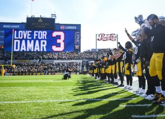 Equipo de fútbol americano simulan reanimación cardiopulmonar y despierta polémica