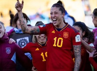 Exigen renuncia de Luis Rubiales tras beso a seleccionada española Jenni Hermoso