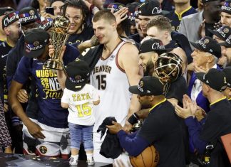 Los Denver Nuggets reciben los anillos de campones de la NBA