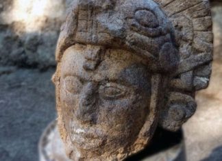 Encuentran en Chichen Itzá un rostro esculpido de un guerrero maya