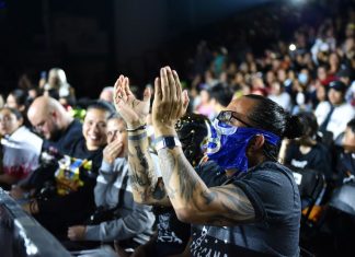 Netflix arrancó transmisiones de lucha libre de la WWE