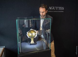 Un tribunal francés da luz verde a la subasta del Balón de Oro mundialista de Maradona