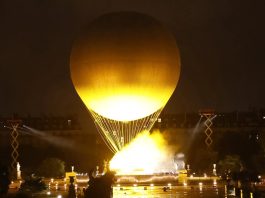 Francia repasa su historia siguiendo la llama olímpica en la inauguración de París 2024