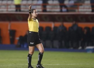 Árbitra colombiana es cacheteada por expulsar a un jugador en partido varonil
