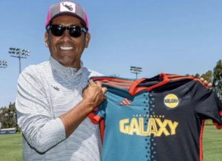 Jorge Campos entrena a su hijo en las playas de Acapulco