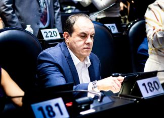 Cuauhtémoc Blanco desata polémica por golpear a rival en duelo de leyendas