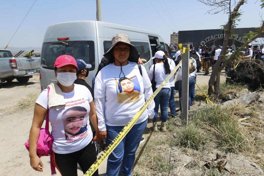 Familiares de desaparecidos consideran "un circo" la visita a rancho en MÈxico