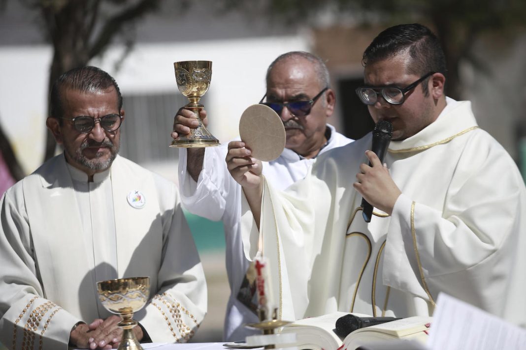 Migrantes en Ciudad Ju·rez despiden al 'papa de los migrantes' con una emotiva misa