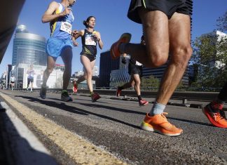 Aficionado corre el Maratón de Londres disfrazado de tren y logra un Récord Guinness