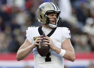 Derek Carr, mariscal de campo de los Saints, anuncia su retiro