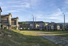 Avión, el pueblo gallego que une con documental a periodista española y cineasta mexicano