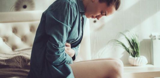 Las mujeres experimentan hasta dos veces más dolor que los hombres, y aún no está claro por qué