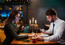 El phubbing, la mala educación y la huella que deja en tu pareja
