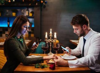 El phubbing, la mala educación y la huella que deja en tu pareja