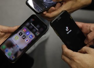 TikTok persigue ganancias a través de inseguridades de adolescentes