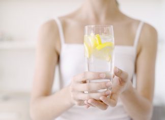 FIFA prohíbe que aficionados lleven botellas de agua a los estadios del Mundial