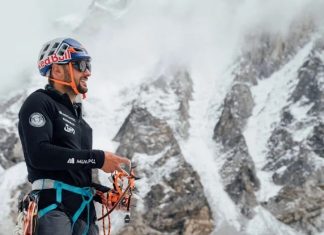 Andrzej Bargiel desciende esquiando de la cima del Everest