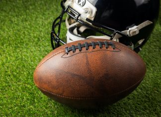 Jugador de futbol americano colegial le da un cabezazo al réferi