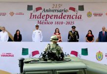 Asiste Alberto Islas a desfile de la Independencia