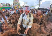 Multitud se lanza excremento de vaca en una fiesta (VIDEO)