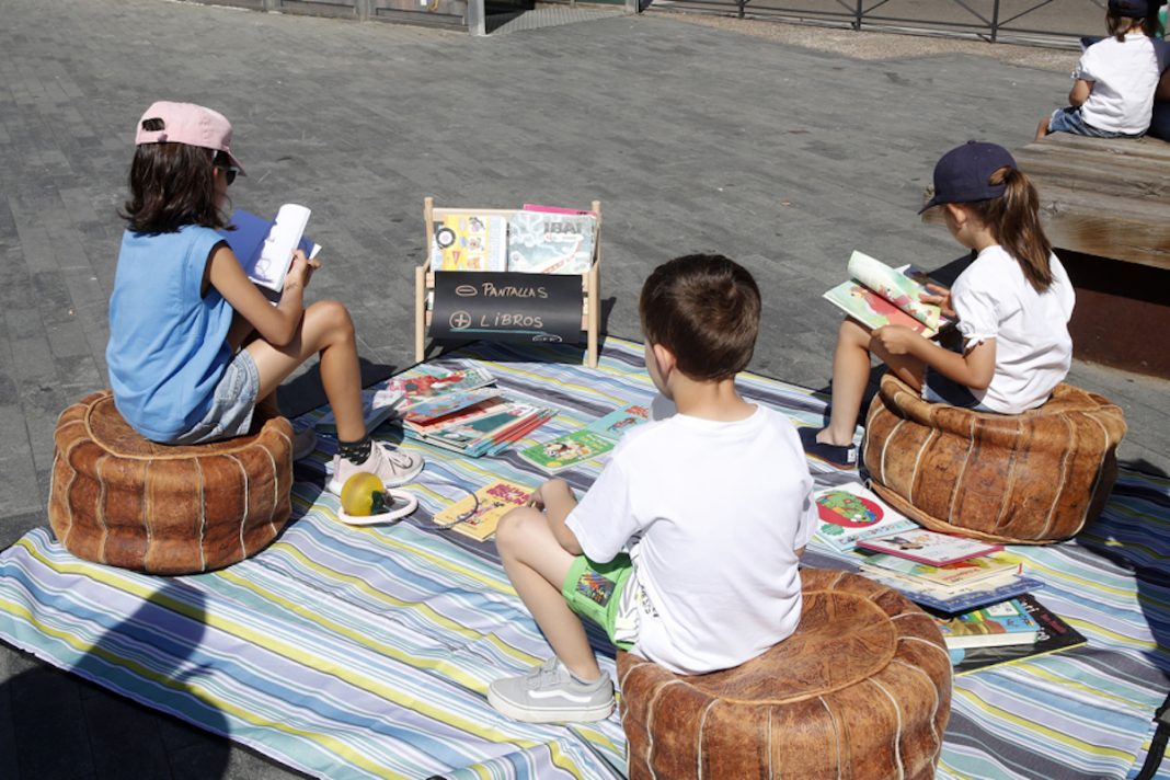 CampaÒa Escuela Saludable pide demorar la entrega de un mÛvil a los menores y la desescalada digital en las aulas
