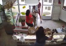Intentan robar panadería y empleada los enfrenta con un cuchillo (VIDEO)