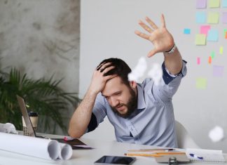 Cuando tu entorno laboral te genera inseguridad: cinco señales para evitar el bucle del ‘miedo al error’