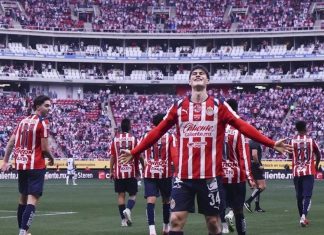 Chivas golea al Puebla y bate su récord de victorias en torneos cortos