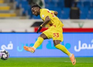 Julián Quiñones marca ‘hat-trick’ en Arabia y de nuevo supera en goles a Cristiano